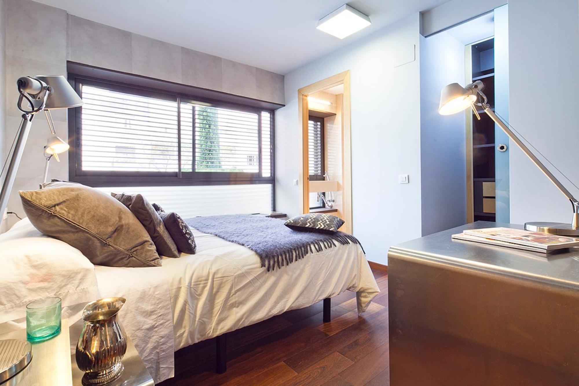 My Space Emirates - Splendid Apartment With Terrace And Pool Near Park Gueell Барселона Екстериор снимка