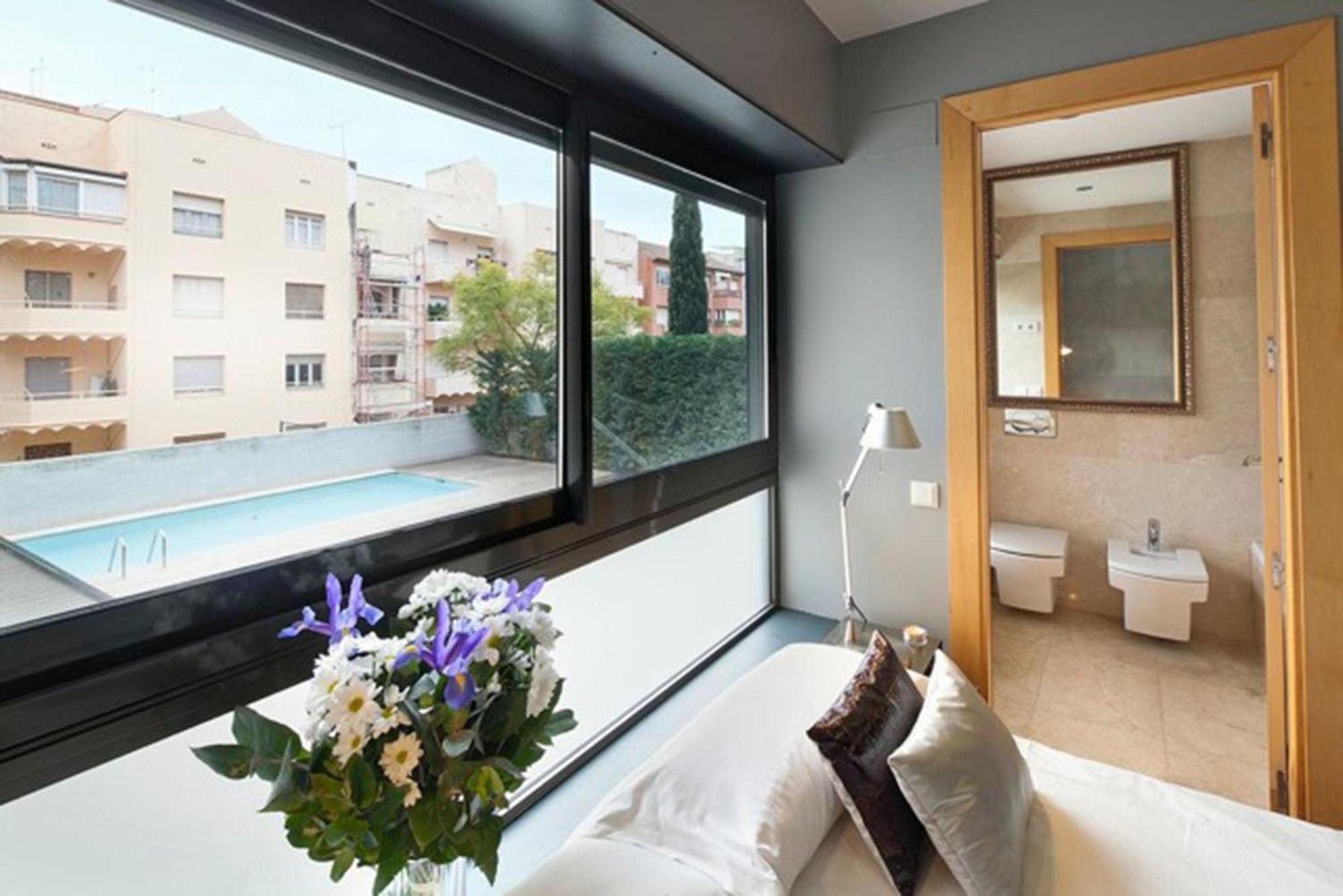 My Space Emirates - Splendid Apartment With Terrace And Pool Near Park Gueell Барселона Стая снимка